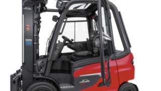 Die großzügig dimensionierte Fahrerarbeitskabine der neuen Generation bietet Bedienern deutlich mehr Platz. Fahrerarbeitsplatz des E30 von Linde Material Handling