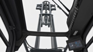 Die elektronische Dämpfung der Mastendlagen reduziert den Verschleiß der Mastkomponenten. Elektronische Dämpfung der Mastendlagen beim Elektrostapler E30 von Linde Material Handling