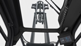 Die elektronische Dämpfung der Mastendlagen schützt Fahrer und Fahrzeug. Elektronische Dämpfung der Mastendlagen der Elektrostapler X20 – X35 von Linde Material Handling