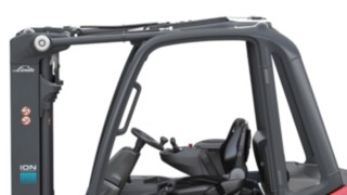 Die Entkopplung des Fahrerarbeitsplatzes sorgt für eine geringere Übertragung von Stößen auf den Fahrer. Mechanische Entkopplung von Lenkachse, Antriebseinheit und Mast bei den Elektrostaplern X20 – X35 von Linde Material Handling