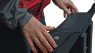 Mit den optional erhältlichen Kriechgangtastern kann der Fahrer das Kommissioniergerät V10 auch in der Arbeitsposition vor- und zurück bewegen. Das Bild zeigt die optional erhältlichen Taster, mit denen der Fahrer das Kommissioniergerät V10 auch in der Arbeitsposition vor- und zurück bewegen kann.