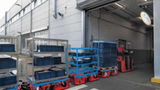 Der Routenzug LT10 WX von Linde MH transportiert Material zwischen zwei Hallen