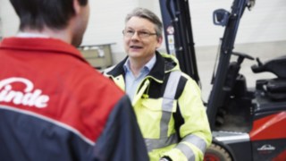 Servicemitarbeiter im Gespräch Servicemitarbeiter im Gespräch