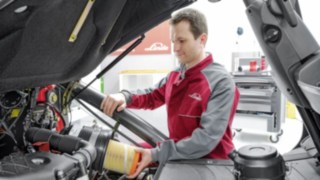Linde Servicetechniker Linde Servicetechniker am Fahrzeug