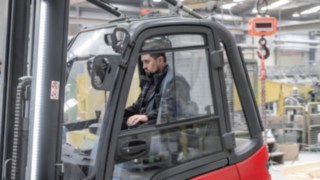 Der E30 mit der revolutionären Linde Steer Control im Einsatz Das innovative Steuerungskonzept Linde Steer Control von Linde Material Handling