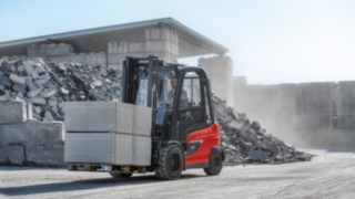 Die Stapler X20 – X35 erreichen neue Leistungsdimensionen bei E-Staplern. Der E-Stapler X35 von Linde Material Handling im Einsatz