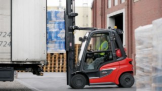 Die V-Stapler H20 – H35 stehen für alles, was Linde-Stapler traditionell auszeichnet. Der V-Stapler H35 von Linde Material Handling belädt einen LKW
