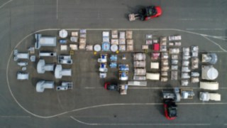 Einfach Logistikaufträge per Truck Call App koordinieren Stapler im Einsatz auf dem Hof in der Produktion