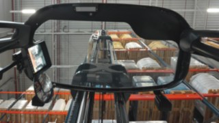 Blick auf Regale durch Glasdach eines Staplers Blick auf Regale durch Glasdach eines Staplers