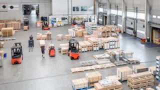 Die Schmalganggeräte von Linde Material Handling sind über das Flottenmanagementsystem connect vernetzt und kommunizieren miteinander.