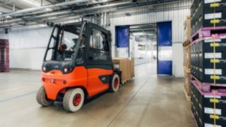 Die Linde Door Control minimiert Schäden an Schnelllauftoren. Die Linde Door Control im Einsatz