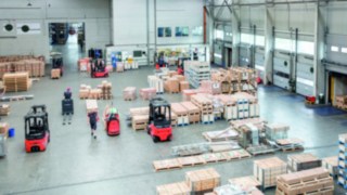 Die Linde Truck Call App hilft dabei Fotten und ihre Aufträge besser zu verwalten. Lagerhalle mit Staplern im Einsatz