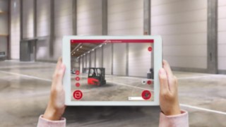 Projektion des E16 in eine Lagerhalle durch die Linde Showroom App von Linde Material Handling Die Linde Showroom App von Linde Material Handling projiziert auf dem Tablet den E16 in eine Lagerhalle.