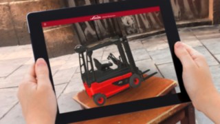 Die Linde Showroom App von Linde Material Handling projiziert ein Flurförderzeug auf einen Hocker. 