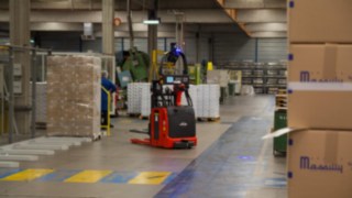 Automatisierter Stapler von Linde beim Verladen Automatisierter Stapler von Linde beim Verladen