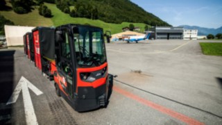 Routenzug von Linde im Einsatz bei Pilatus Routenzug von Linde auf dem Rollfeld