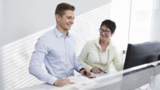 Personen im Meeting am Stehtisch Personen im Meeting am Stehtisch