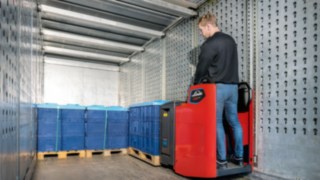 Extraschmale Fahrerstandhubwagen von Linde Material Handling