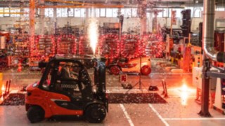 Der millionste Linde-Gegengewichtsstapler geht an Kunden aus Spanien Der millionste Linde-Gegengewichtsstapler geht an Kunden aus Spanien