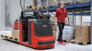 Die mit der halbautomatischen Option ausgerüsteten Kommissionierer von Linde folgen dem Fahrer oder fahren voraus. Die halbautomatische Option (SA) für Kommissionierer von Linde Material Handling