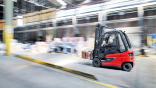 Elektro-Stapler E30 mit Linde Steer Control im Einsatz bei WDI Hamm. Elektro-Stapler E30 von Linde Material Handling mit Linde Steer Control